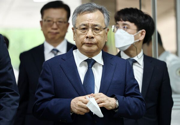 대장동 민간 개발업자들을 돕는 대가로 금품을 수수했다는 이른바 '50억 클럽' 의혹을 받는&nbsp;박영수&nbsp;전 특별검사가 29일 오전 서초구 서울중앙지법에서 열리는 구속 전 피의자 심문(영장심사)을 받기 위해 법정으로 향하고 있다. [연합뉴스]