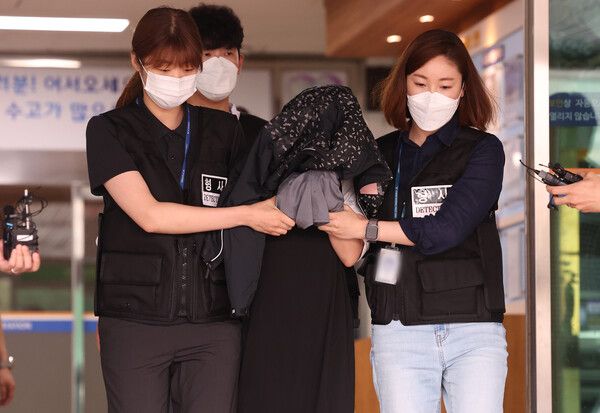 살인 및 사체은닉 혐의로 구속된 '수원 냉장고 영아시신 사건' 피의자 30대 친모 A씨가 30일 오전 경기도 수원남부경찰서에서 검찰로 송치되고 있다.&nbsp;A씨는 2018년 11월과 2019년 11월 각각 아기를 출산하고 수 시간이 지나 살해한 뒤 자신이 살고 있는 수원시 장안구 소재 한 아파트 세대 내 냉장고에 시신을 보관해 온 혐의를 받고 있다. [연합뉴스]