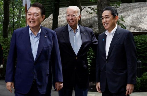 18일 한미일 3국 정상회의가 열린 캠프 데이비드에서 윤석열 대통령, 조 바이든 미국 대통령, 기시다 후미오 일본 총리 모습 [로이터 연합뉴스]
