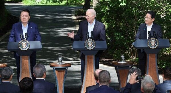 조 바이든 미국 대통령이 18일(현지시간) 캠프 데이비드에서 열린 한미일 정상 공동기자회견에서 발언하고 있다. 왼쪽부터 윤석열 대통령, 바이든 미 대통령, 기시다 후미오 일본 총리. [연합뉴스]