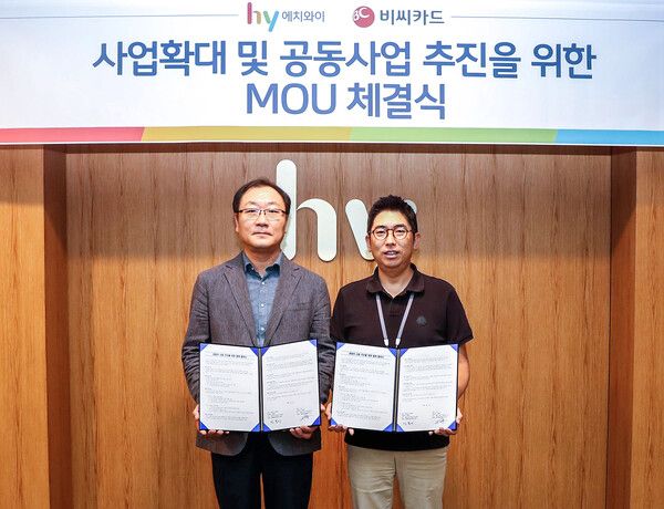 지난&nbsp;28일 박복이&nbsp;BC카드 상무(왼쪽),&nbsp;신승호&nbsp;hy&nbsp;이사가 양사 간 체결을 기념하는 모습이다. [BC카드]