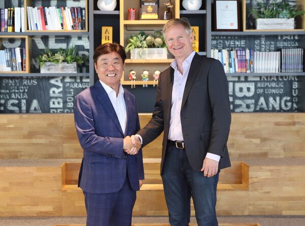 박근영 하나금융티아이 대표이사(사진 왼쪽)와 마이크 벨시(Mike Belshe) 비트고(BitGo) 공동 창업자 겸 CEO(사진 오른쪽)가 악수하며 기념촬영을 하고 있다. [하나금융티아이]