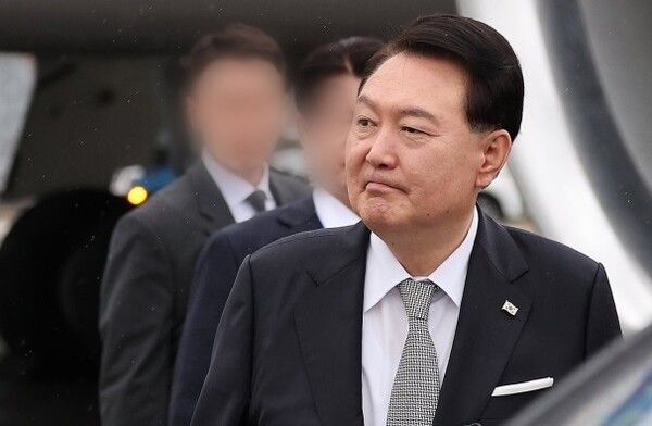 제78차 유엔총회에 참석하는 윤석열 대통령이 18일(현지시간) 미국 뉴욕 JFK공항에 도착해 영접객과 인사하고 있다. [연합뉴스]