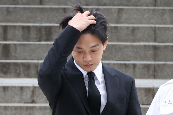 유아인씨가 21일 오전 구속 전 피의자 심문을 받기 위해 서울 서초동 서울중앙지법 법정으로 가고 있다. [연합뉴스]