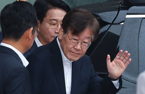 더불어민주당 이재명 대표가 26일 오전 서울 중랑구 녹색병원에서 구속 전 피의자 심문 출석을 위해 서울중앙지방법원으로 출발하며 지지자들에게 손을 흔들고 있다. [연합뉴스]