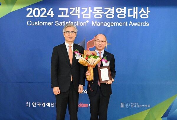 (왼쪽부터) 한상린 심사위원장과 이준호 DGB캐피탈 전략기획본부장 전무가 기념 촬영하는 모습이다. [DGB캐피탈]