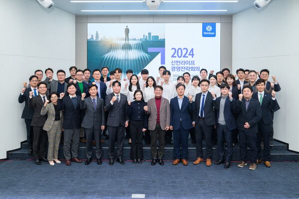 지난 2일, 서울 중구 소재 신한라이프 본사 대강당에서 열린 ‘경영전략회의’에서 이영종 사장(첫줄 오른쪽에서 다섯번 째)이 임원 및 신입사원과 함께 기념촬영을 하고 있다. [신한라이프]