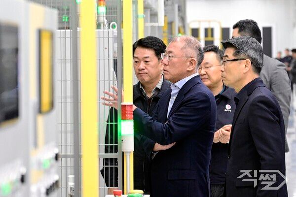 정의선 현대차그룹 회장이 지난 1월 2024년 현대차그룹 신년회에 참석해 기아 오토랜드 광명 전기차 전용공장을 둘러보고 있다. (왼쪽부터) 기아 오토랜드 광명 유철희 전무, 정의선 회장, 기아 송호성 사장. [현대자동차그룹]&nbsp;