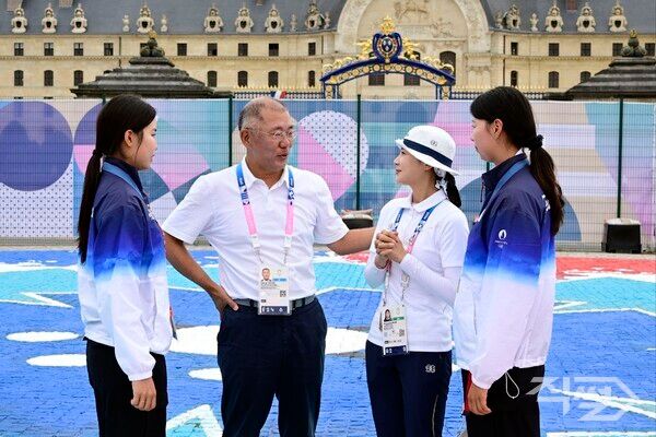 정의선 현대차그룹 회장이 지난 8월 2024 파리올림픽 여자양궁 개인전 시상식 직후 (왼쪽부터) 남수현, 전훈영, 임시현 선수를 축하하며 이야기를 나누고 있다.&nbsp;[현대자동차그룹]&nbsp;