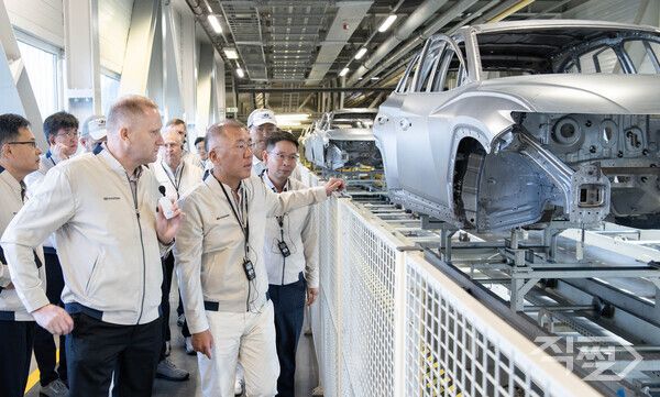 정의선 현대차그룹 회장이 지난 9월 현대차 체코공장(HMMC) 현지 임직원들과 함께 생산 라인을 점검하고 있다. (왼쪽부터) 마틴 클리츠닉 HMMC 생산실장, 정의선 회장, 이창기 HMMC 법인장. [[현대자동차그룹]&nbsp;