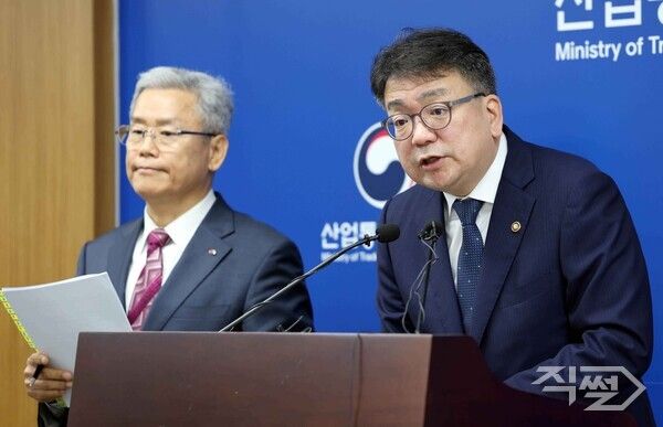 23일 오전 정부세종청사 산업통상자원부 기자실에서 최남호 산업통상자원부 2차관(오른쪽)과 김동철 한국전력 사장이 전기요금 인상 관련 브리핑을 하고 있다. [산업통상자원부]