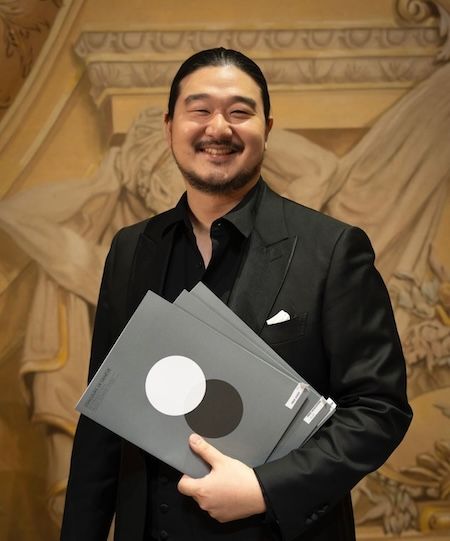 신한은행 전경. [신한은행]&nbsp;신한음악상 4회 수상자 바리톤 김정래는 지난 23일 스위스 제네바 대극장에서 열린 제78회 제네바 국제 음악 콩쿠르 2위에 입상했다. [신한은행]