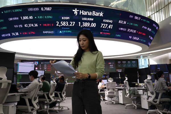 25일 오후 서울 중구 하나은행 본점 딜링룸 모습 [연합뉴스]