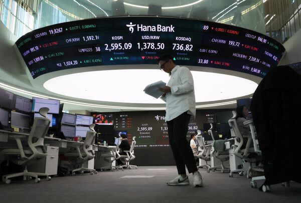 &nbsp;25일 오전 서울 중구 하나은행 본점 딜링룸 모습 [연합뉴스]