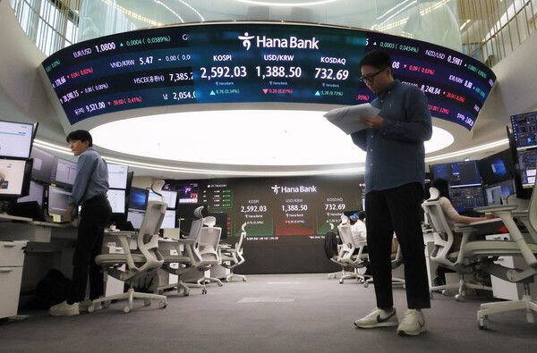 28일 오전 서울 중구 하나은행 본점 딜링룸 모습 [연합뉴스]