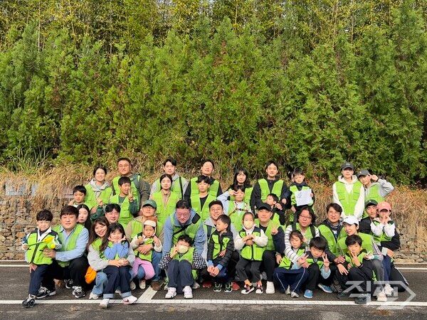 지난 19일 현대엔지니어링 임직원 및 임직원 가족이 서울 상암동 노을공원에서 생태숲 가꾸기 봉사활동 후 기념사진을 촬영하고 있다. [현대엔지니어링]