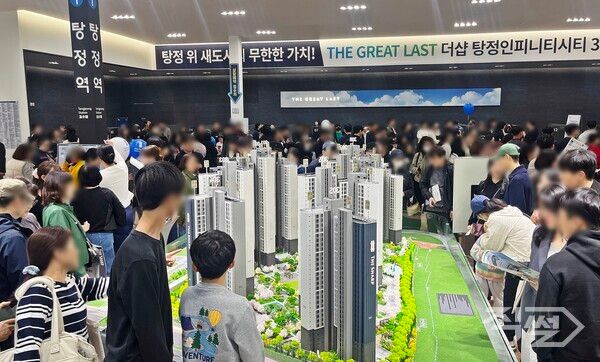 더샵 탕정인피니티시티 3차 견본주택에 몰린 인파. [포스코이앤씨]