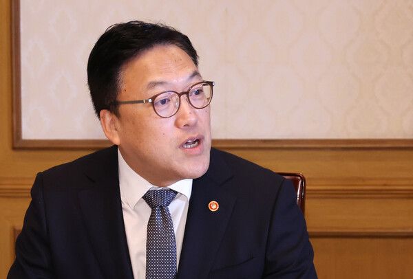 금융위원회는 29일 제9회 '금융의 날'을 맞아 국내 금융 발전에 공이 있는 개인 및 단체 191곳을 포상했다. 사진은 김병환 금융위원장. [연합뉴스]