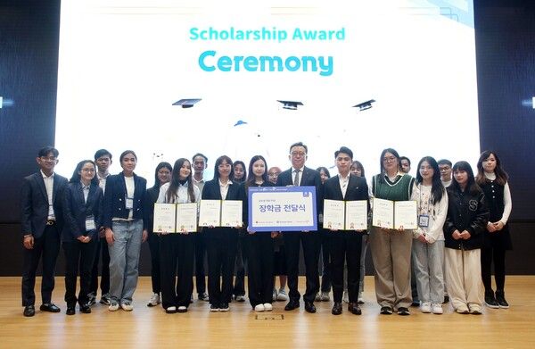 정상혁 신한은행장과 외국인 장학생들이 29일 서울시 중구 소재 신한은행 본점에서 진행된 ‘2024 Swith(Shinhan with) Global CSR 프로젝트 행사에서 기념촬영을 하고 있다. [신한은행]