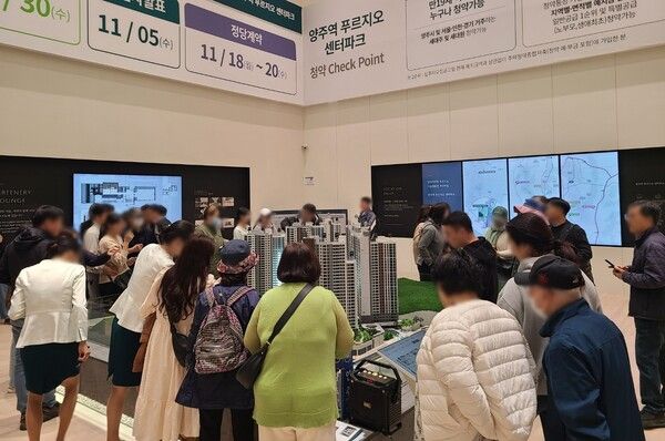 관람객들이 양주역 푸르지오 센터파크 견본주택을 살펴보고 있다 [대우건설]&nbsp;