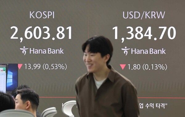 &nbsp;30일 오전 서울 중구 하나은행 본점 딜링룸 모습 [연합뉴스]