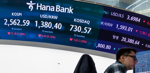 &nbsp;31일 오전 서울 중구 하나은행 본점 딜링룸 모습 [연합뉴스]