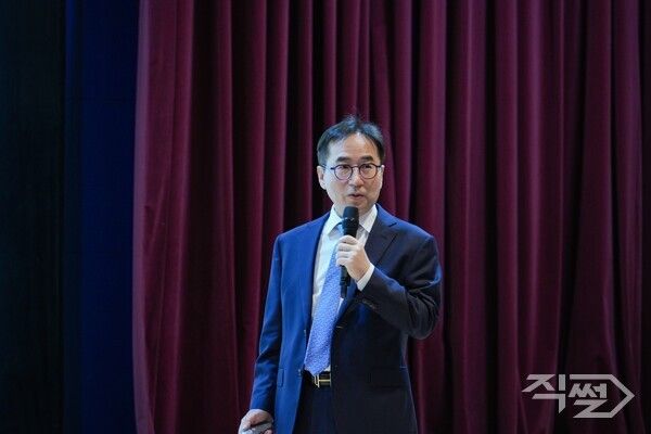 장덕현 삼성전기 사장이&nbsp;창립 51주년&nbsp;기념행사에서&nbsp;경영현황과 신사업 등 중장기 비전을 임직원들에게 설명하고 있다. [삼성전기]