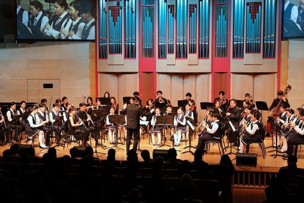 우리금융x사랑의달팽이 클라리넷앙상블 단원 34명지난 9일 서울 여의도 영산아트홀에서 열린 19회 정기연주회에서 공연하고 있다. [우리금융그룹]