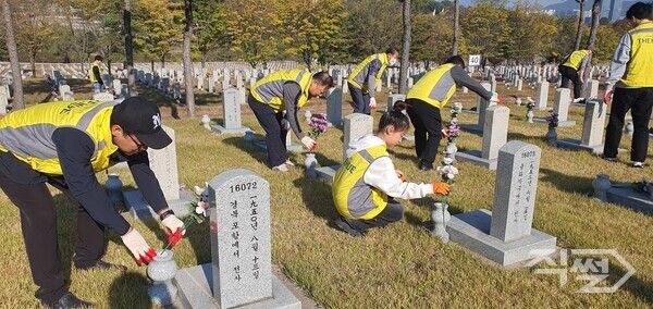 한신孝플러스봉사단&nbsp;소속&nbsp;임직원과&nbsp;가족&nbsp;61명이 9일&nbsp;국립서울현충원에서&nbsp;묘역정화&nbsp;봉사활동을&nbsp;실시하고 있다 [한신공영]