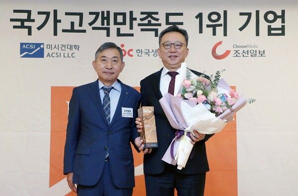 정상혁 신한은행장(오른쪽)과 홍준호 조선일보 대표이사가 12일 서울시 중구 롯데호텔에서 진행된 ‘2024년 국가고객만족도(NCSI) 1위 기업 인증식’에서 기념촬영을 하고 있다. [신한은행]