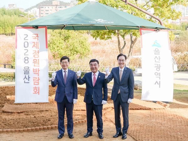 BNK금융그룹은 12일 오전, 울산에서 ‘태화강 국가정원 맨발걷기길 및 그늘막 재개장식’을 개최했다.사진 왼쪽부터 빈대인 BNK금융그룹 회장, 김두겸 울산광역시장, 예경탁 경남은행장. [BNK경남은행]