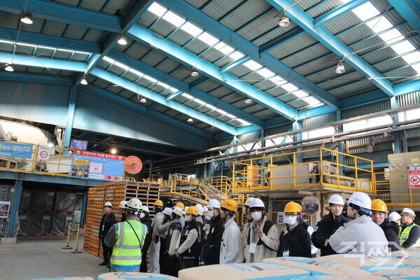 삼표그룹은 지난 8일 경기도 화성시 소재 삼표산업 기술연구소에서 서울대학교 건축학과 학생 50명을 대상으로 화성 공장 현장 견학을 진행했다 [삼표그룹]