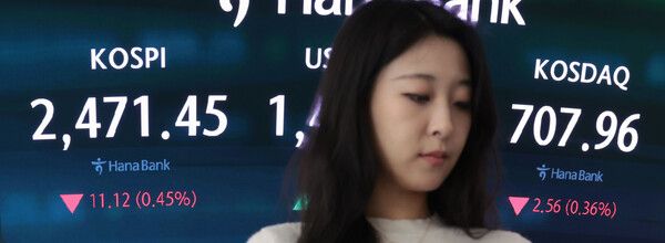 13일 오전 서울 중구 하나은행 본점 딜링룸 모습 [연합뉴스]