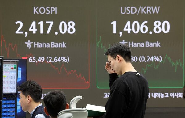 13일 서울 중구 하나은행 본점 딜링룸 모습 [연합뉴스]