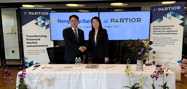 이석용 NH농협은행장(왼쪽)과 스텔라 림(Stella Lim) 파티오르 대표(오른쪽)가 지난 12일 싱가포르 소재 파티오르 본사에서 외화송금 협력을 위한 업무협약을 체결하고 있다. [NH농협은행]