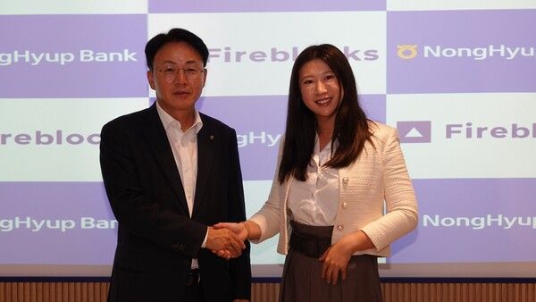 이석용 NH농협은행장(사진 왼쪽)과 에이미 장(Amy Zhang) 파이어블록스 아태지역 총괄이 지난 12일 싱가포르 소재 파이어블록스 아태 본사에서 디지털자산 분야 협업을 위한 업무협약을 체결하고 있다. [NH농협은행]