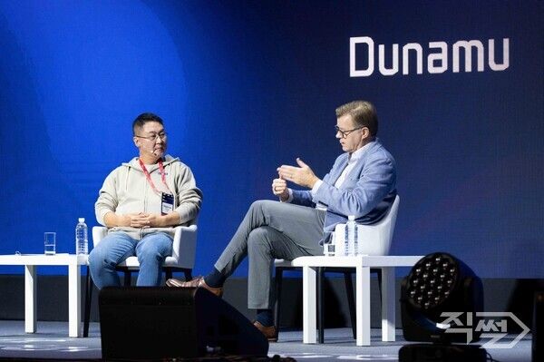 두나무 이석우 대표와 마이클 케이시가 14일 서울 중구 신라호텔에서 열린 ‘업비트 D 컨퍼런스’에서 대담을 하고 있다 [두나무]