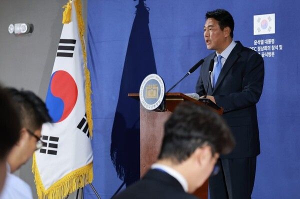 김태효 국가안보실 1차장이 14일(현지시간) 페루 리마 한국 프레스센터에서 윤석열 대통령의 아시아태평양경제협력체(APEC) 정상회의 참석, APEC 계기 양자회담 등과 관련해 브리핑을 하고 있다. [연합뉴스]