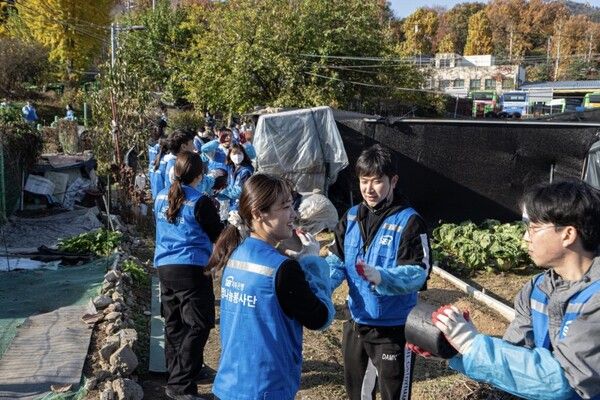 SBI저축은행 SBI희망나눔 봉사단원들이 지난 16일 힘을 합쳐 연탄을 배달하고 있다. [SBI저축은행]