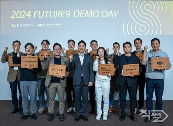 이창권 KB국민카드 사장(사진 앞줄 왼쪽에서 세 번째)이 19일 서울시 중구 정동&nbsp;1928&nbsp;아트센터에서 열린 혁신 스타트업 발굴 및 협업 프로그램&nbsp;‘퓨처나인(FUTURE9)’ 8기 데모데이에서 참석자들과 기념촬영하고 있다 [KB국민카드]&nbsp;