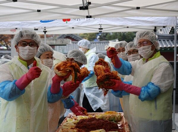 NH농협생명은 지난 20일 김장철을 맞아 사랑의 김장김치 나눔 행사를 실시했다. 윤해진 농협생명 대표이사(오른쪽 첫 번째)와 임직원들이 김치를 담그고 있다. [NH농협생명]