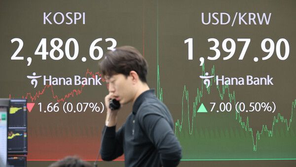 &nbsp;21일 오후 서울 중구 하나은행 본점 딜링룸 모습 [연합뉴스]