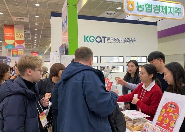 코엑스 푸드위크 2024를 찾은 방문객들이 농협 홍보관을 찾아 둘러보고 있다. [농협]