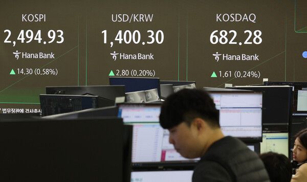 &nbsp;22일 오전 서울 중구 하나은행 본점 딜링룸 모습 [연합뉴스]