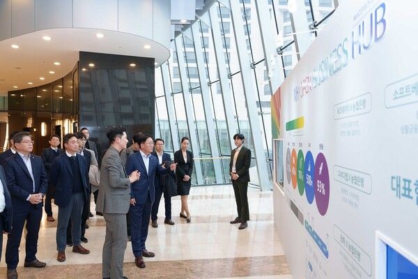 농협은행 이석용 은행장(사진 가운데)을 비롯한 임직원들이 지난 21일 서대문구 소재 스위스 그랜드호텔에서 열린 '2024 NH오픈비즈니스데이' 행사장을 찾아 팝업 전시부스를 참관하고 있다. [NH농협은행]