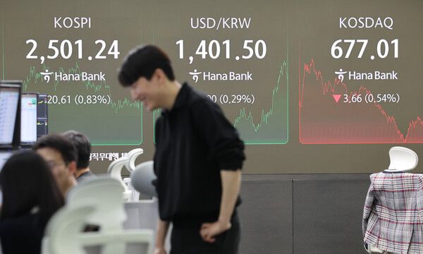 &nbsp;22일 오후 서울 중구 하나은행 딜링룸 모습 [연합뉴스]