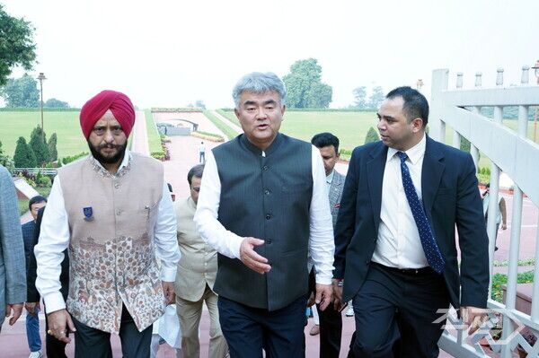 정원주 대우건설 회장(가운데)이&nbsp;20일 인도 뉴델리에서 마하트마 간디 국제상을 수상하고 간디 추모관을 방문했다 [대우건설]