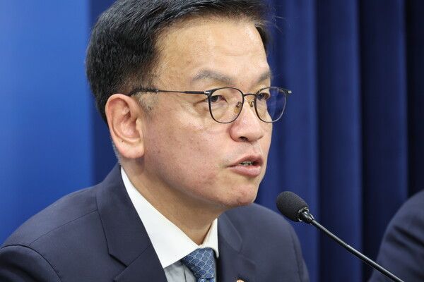 최상목 경제부총리 겸 기획재정부 장관이 지난 10월 9일 서울 종로구 정부서울청사에서 한국국채의 세계국채지수(WGBI·World Government Bond Index)에 편입 브리핑을 하고 있다. [연합뉴스]