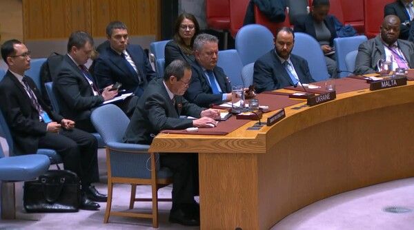 안보리 회의장에 나란히 앉은 북한(앞줄 맨왼쪽) 및 우크라 대사 [유엔 웹TV 화면 캡처]
