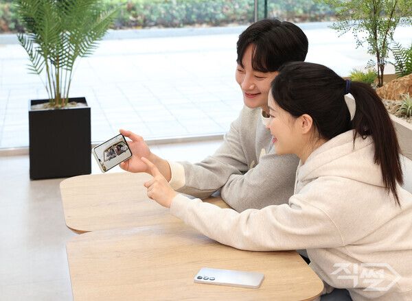 삼성전자 모델이 대화면 디스플레이를 탑재한 '갤럭시 A16 LTE'로 콘텐츠를 감상하고 있다. [이상 삼성전자]